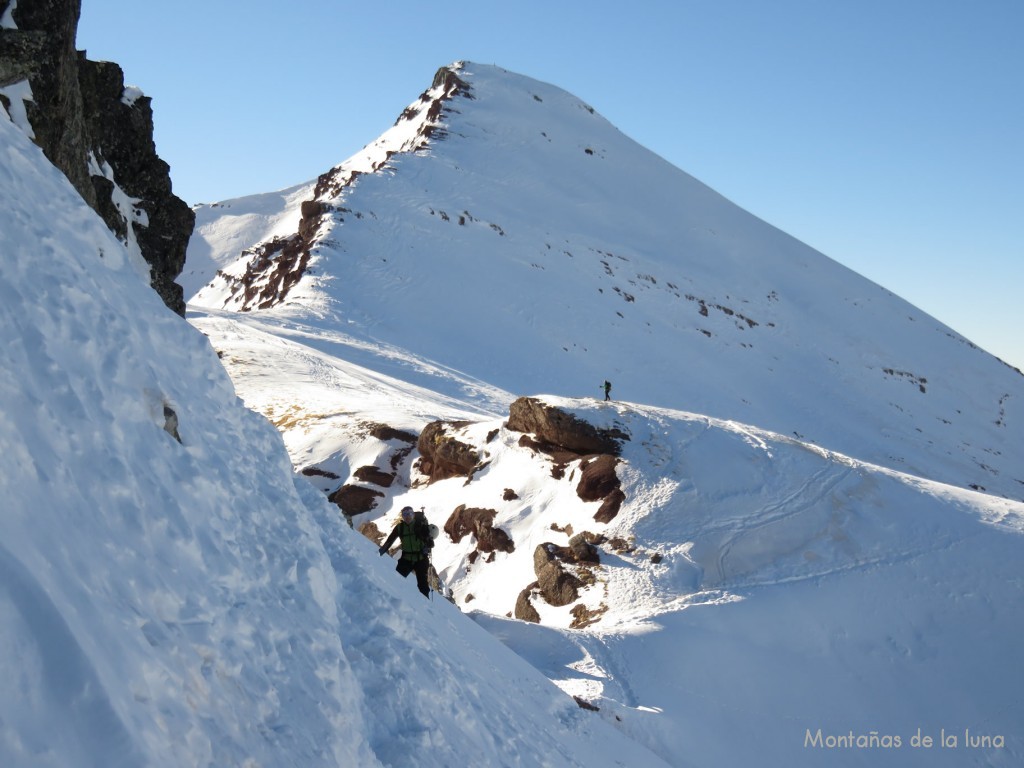 Camino del Pico del Anayet, se ve la salida del Cuello de Anayet y arriba el Vértice de Anayet